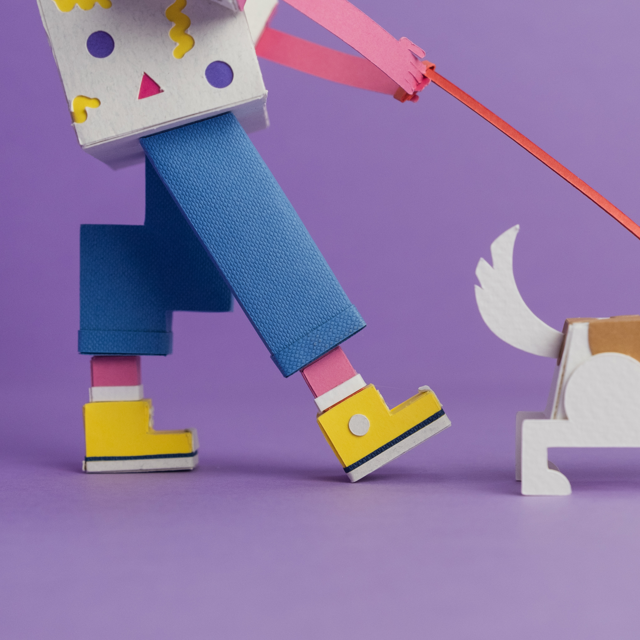 Paper toy of a person walking a dog. Papercraft. Papercraft porto. Portugal arts and crafts. Original illustration Tridimentional. Character Design. Design de personagens.